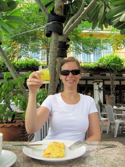 (Lizzy) Ich stoße an auf mein Sabbatjahr. Eigentlich sollte es ja Sekt werden, aber aufgrund von Verständigungsschwierigkeiten musste ich auf Ananassaft umsteigen. Bei meinem ersten Versuch bekam ich statt 'sparkling wine' einen Korkenzieher und beim zweiten sollte ich mir aus Bier- Wein- und Whiskeygläsern ein passendes aussuchen. Habe dann meine Idee vom Sektfrühstück aufgegeben und proste euch so zu.