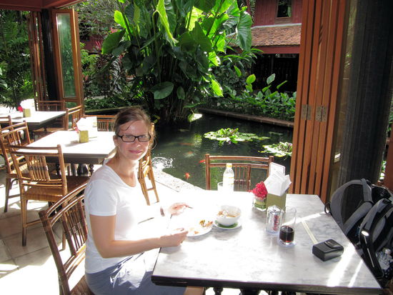 (Lizzy) Noch ein Highlight an diesem Tag, das Jim Thompson Haus in Bangkok. Er war Förderer und Unternehmer im Bereich der thailändischen Seide. Sein Haus und Garten ist heute eine kleine grüne Oase in Bangkok. Im dazugehörigen Restaurant habe ich das beste thailändische Essen in Thailand gegessen. Auf dem Foto ist es Nachmittags und ich dachte an meine Kollegen, die gerade die dritte Stunde unterrichteten! Nochmals sorry liebe Kollegen, aber es war einfach herrlich dort!