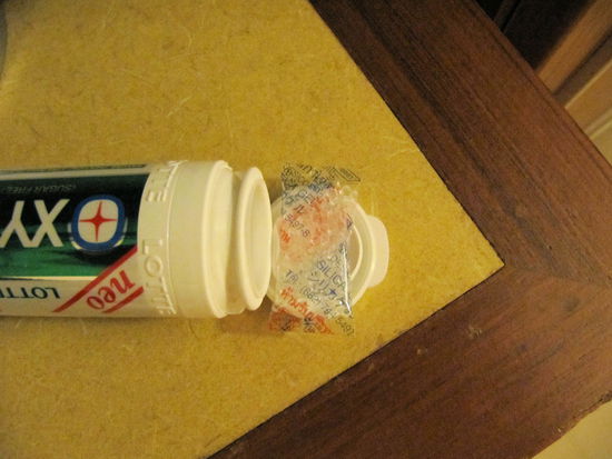 Auch eine Besonderheit dieses sehr schwül-warmen Klimas. In Kaugummi-Dosen findet sich neben den Kaugummis immer noch eine kleine Tüte mit Silica-Gel, damit die Kaugummis nicht weich werden.