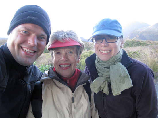 Um 07.10 Uhr wurden wir an unserer Unterkunft vom Bus abgeholt. Das Bild zeigt uns frisch und etwas verfroren am Startpunkt des Tracks (Mangatepopo car park).