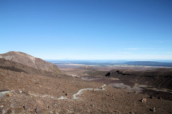 Der Aufstieg über die Devils Staircase zum South Crater (1.660m). Die Treppen und der Weg sind neu und die Strecke dadurch länger. Man läuft in Schleifen und einem großen Bogen um den steilen Anstieg herum. 2006 gabs diesen Weg mit den Treppen noch nicht und man ist viel direkter quer durchs Geröll nach oben.