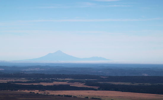 Nach dem Aufstieg hatte man einen schönen Blick auf den 2.518 Meter hohen Mount Taranaki an der Westküste der Nordinsel. Faszinierend, wie weit man sehen kann - der Mount Taranaki ist über 100 Kilometer entfernt!