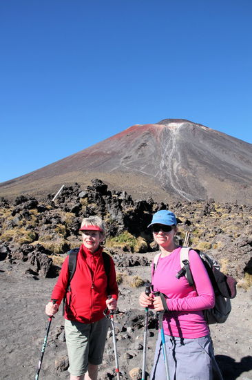 Die Ladies mit dem Schicksalsberg im Hintergrund.