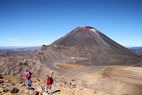 Nachdem man den South Crater durchwandert hat, beginnt der Aufstieg zum Red Crater Ridge. Im Hintergrund immer noch der Schicksalsberg (Mount Ngauruhoe).