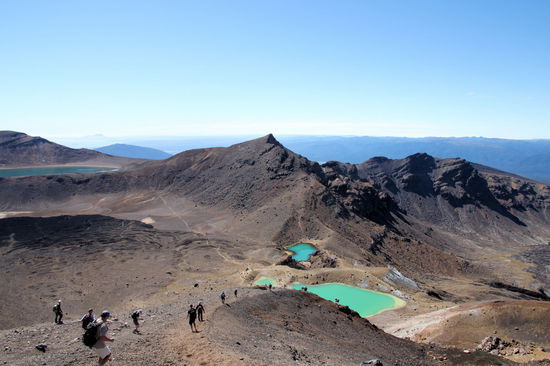 Blick auf die Emerald Lakes. Der Abstieg zu den Emerald Lakes ist sehr steil und man geht durch losen und rutschigen Schotter.