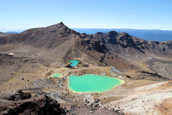 Blick auf die Emerald Lakes mit weniger Menschen im Bild. Der Name 'Smaragdseen' erklärt sich ebenfalls von selbst. Als ich die Wanderung 2006 gemacht habe, waren die Seen größtenteils zugefroren.