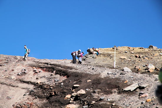 Der Abstieg zu den Emerald Lakes. Ich hab auf halber Strecke auf Lizzy gewartet (nachdem ich Fotos gemacht hatte). Erst begriff ich nicht, warum sie nicht nachkam, doch dann sah ich sie. Lizzy half einer jungen Dame mit akutem Angstanfall bzgl. Höhe und rutschendem Geröll etc. - sie half der angeblich allein reisenden Dame (ab halber Strecke habe ich mitgeholfen) nach unten. Dort warteten zwei andere aus ihrer Reisegruppe. 
