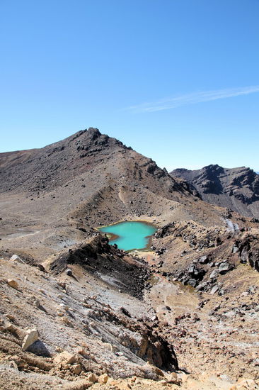 Der unterste Emerald Lake mit Bergpanorama.