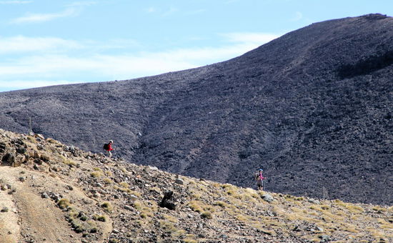 Die Damen vor dem gewaltigen Bergpanorama.