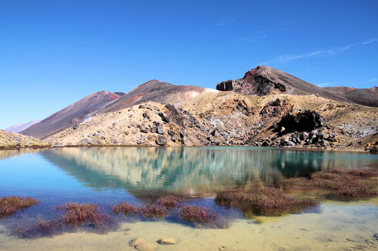 Emerald Lake mit Red Crater im Hintergrund.