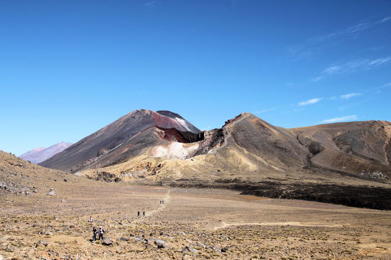 Wir zogen weiter durch den Central Crater. 2006 war hier alles schneebedeckt. Im Hintergrund der Red Crater und der Mount Ngauruhoe.
