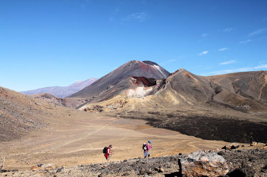 Mit Blick auf den Central Crater und die bereits überwundenen Berge motivierten wir uns für den letzten Anstieg.