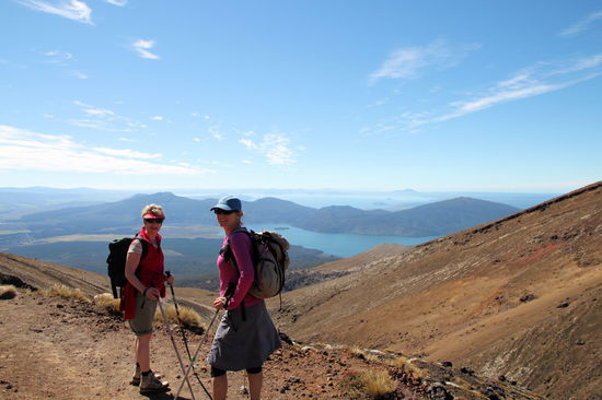 Dann öffnet sich das Tal vor einem und man hat einen schönen Blick auf den Lake Rotoaira (Vordergrund) und den Lake Taupo (Hintergrund). Von hier an ging es fast nur noch bergab.