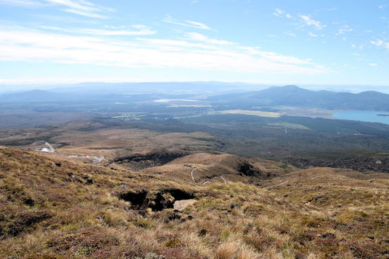 Weit unten konnte man bereits die Ketetahi Hütte (1.454m) sehen. Der Weg dahin zieht sich allerdings.