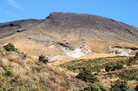 Auch hier sieht man viele Dampfwolken aufsteigen. Es ist immer noch viel los unter der Erde.
Nach der Ketetahi Hütte gab es den angenehmen Weg (kürzer und sanfteres Gefälle) von 2006 durch Privatland nicht mehr. Der neue Weg ist deutlich länger und führt zuerst in ein kleines Tal und dann leider wieder ein wenig bergauf! 
