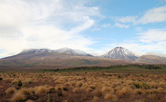 Knapp einen Monat später fuhren wir von der Ostküste der Nordinsel an die Westküste und kamen erneut am Tongariro Nationalpark vorbei. Inzwischen lag schon der erste Schnee auf den Bergen. Rechts der Mount Ngauruhoe (Schicksalsberg) und links der Mount Tongariro.
