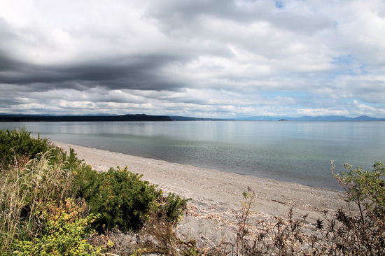 Ein bißchen wolkig, aber trotzdem sehr schön. Lake Taupo ist der größte See Neuseelands und durch die Explosion eines Supervulkan vor ca. 22.000 Jahren entstanden.