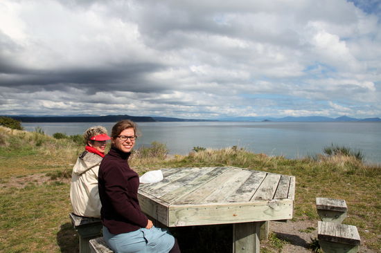 Kleine Essenspause mit Blick auf den See. In den Wolken im Hntergrund verstecken sich die Berge des Tongariro Nationalparks.