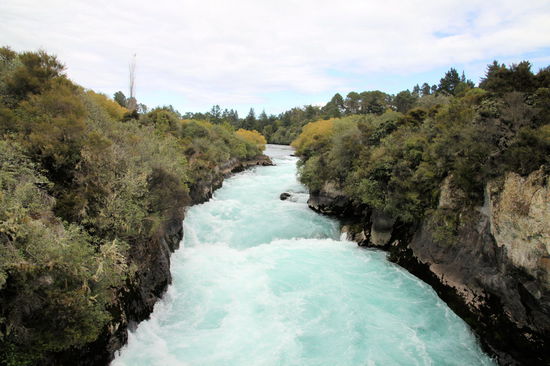 Nördlich von Taupo liegen die Huka Falls. Es handelt sich um eine Abfolge von Wasserfällen an einer Engstelle im Fluss. Der vorher 100 Meter breite Fluss verengt sich hier auf nur 15 Meter. Das Wasser schießt mit dementsprechend viel Druck durch den engen Kanal.