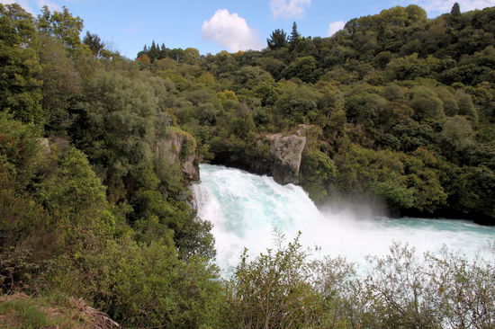 Am Ende des Kanals stürzt das Wasser über eine 11 Meter hohe Kante.