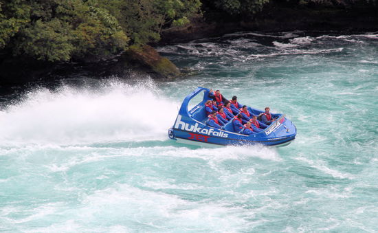 Beliebt sind Jetboat-Touren bis an den Wasserfall heran.