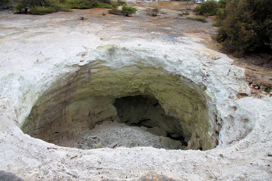 Auf dem Weg nach Rotorua besuchten wir das Wai-O-Tapu Thermal Wonderland. Durch geologische Aktivität wurde hier ein Gebiet mit vielen Kratern, Seen und Ablagerungen geschaffen.