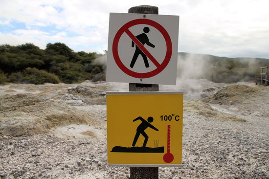 Überall dampft und blubbert es. Das untere Warnschild ist neu. 2006 gab es nur das obere Warnschild. Anscheinend hat es die jungen Backpacker nicht ausreichend vom 'Erkunden' des Geländes abgehalten.