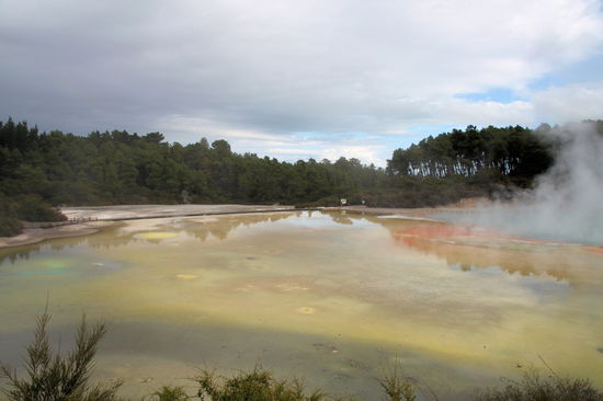 Die Artist's Palette. Durch die unterschiedliche Ablagerung des mineralhaltigen Wassers entstehen die verschiedenen Farben. Bei Sonnenschein sind die Farben etwas beeindruckender!
