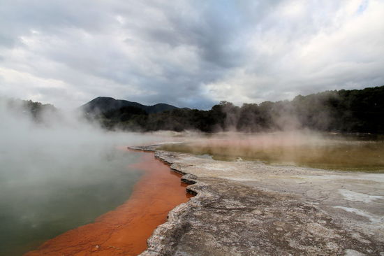 Der Champagne Pool. Dampfend wie eine Teetasse und schöne orangene Ablagerungen am Rand.
