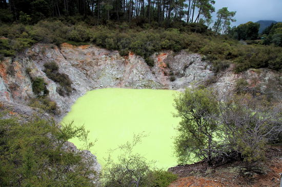 Die Farbe dieses Tümpels ist echt - hier wurde nicht mit Lebensmittelfarbe rumgespielt!