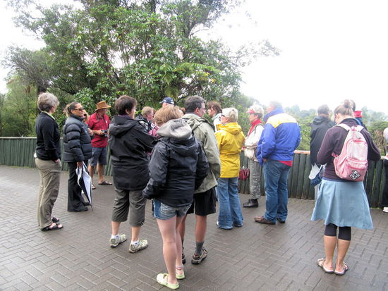 In Rotorua besuchten wir auch das "Freichlichtmuseum" Te Puia besucht. Ein Maori-Dorf mit Museum, Gallerie, Künstlerwerkstätten und Souveniershop. Zuerst gab es eine Führung über das Gelände.