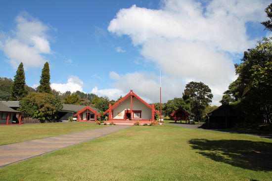 Zum Abschluss unserer Führung besuchten wir noch eine traditionelle Maori-Aufführung (cultural performance) in diesem Gemeinschaftshaus.