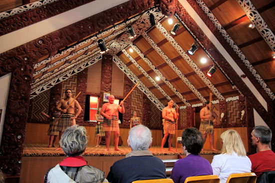 Die Maori sind Polynesier. Daher hatte ihre Darbietung viel Ähnlichkeit mit den Darbietungen die wir vorher auf anderen polynesischen Inseln gesehen hatten.
