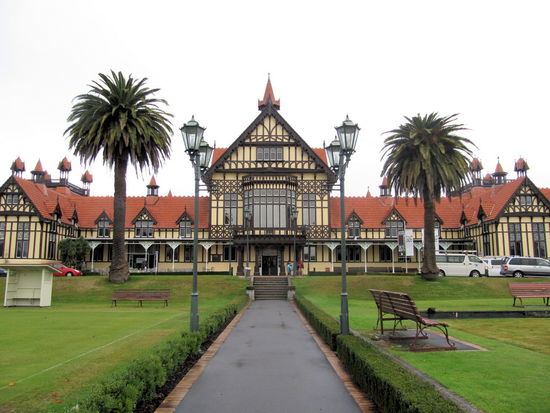 Eines der meistfotografiertesten Gebäude in Neuseeland. Das alte Badehaus in Rotorua. Heute befindet sich in dem Gebäude das 'Rotorua Museum of Art &amp; History', welches sehr sehenwert ist. Mir gefiel besonders der animierte Vulkanausbruch-Film! 