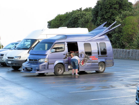 Leider fanden wir das Ergebnis nicht überzeugend. Sieht eher nach goldener Himbeere im Mietwagensektor aus - aber über Geschmack lässt sich ja bekanntlich streiten. Jedenfalls kann man dieses plastikbespoilte Ungetüm und ähnliche Umbauten wirklich mieten! Die Inneneinrichtung ist ebenfalls extravagant, aber nicht so peinlich wie das äußere Styling.