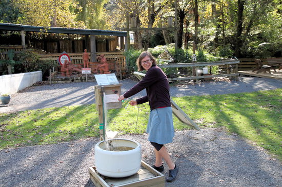 Dann hielten wir bei 'The Waterworks', einem netten kleinen Themenpark rund ums Wasser (wo wir viel Spaß hatten). Lizzy hatte bereits direkt hinter dem Eingang lustige und interessante Dinge gefunden.