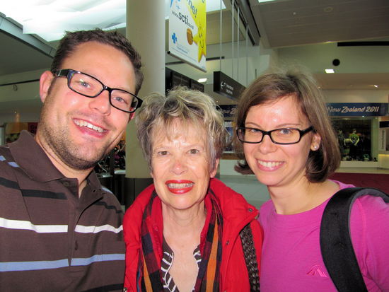 Dann hieß es Abschied nehmen von Mary. Ein letztes gemeinsames Foto bevor sie den Rückflugmarathon nach Deutschland antrat.