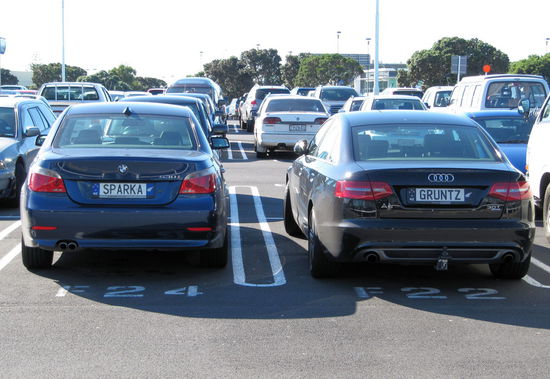Foto vom Flughafenparkplatz. Hier sah man nicht nur, dass die Neuseeländer deutsche Autos mögen, sondern auch ihren Humor. Anscheinend kann man in Neuseeland die Buchstaben des Nummernschildes frei wählen (wie in Österreich). Leider waren nicht alle Nummernschilder so lustig wie 'SPARKA' und 'GRUNTZ'. Wir sahen auf der Autobahn auch eins mit 'SS 1939'. Hoffen wir einfach es handelte sich um die Initialien des Besitzers und das er 1939 geboren wurde.
