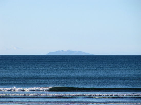Vom Strand aus konnte man White Island sehen. Die Insel liegt ca. 50 Kilometer vom Festland entfernt und ist die einzige aktive Vulkaninsel Neuseelands. Man kann die Insel im Rahmen einer Tour besuchen, aber aufgrund der langen und manchmal sehr unruhigen Anfahrt per Boot haben wir uns gegen einen Besuch entschieden.