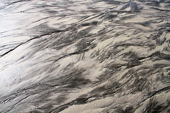 Durch die Gezeiten und den verschiedenfarbigen Sand entstehen schöne Strukturen.