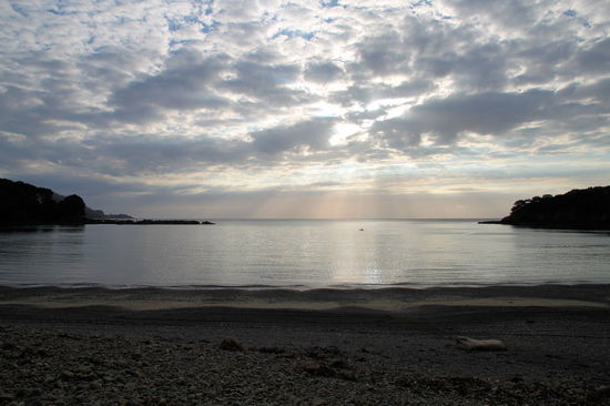 Nach einem Halt bei 'Pacific Coast Macadamias', wo wir viele leckere Macadamiaprodukte kauften, verbrachten wir die Nacht auf dem 'Maraehako Camping Ground' und hatten vom Bett aus diesen schönen Ausblick.