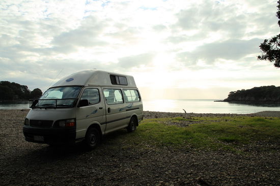 Der Campingplatz hat eine super Lage an einer Bucht und man kann sich direkt ans Ufer stellen, aber der Preis ist recht hoch für die mäßigen Sanitäranlagen (mit Bezahlduschen!).