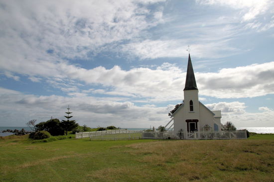 Am nächsten Tag fuhren wir weiter entlang der Küste. Da es Karfreitag war musste ich wenigstens eine Kirche fotografieren. 
Diese hübsche Kirche ist von der Straße aus nicht zu übersehen und liegt bei Raukokore.