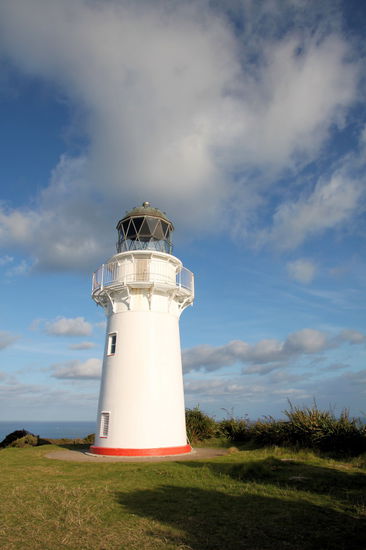 Oben angekommen wird man von einem strahlend weißen Leuchtturm begrüßt. Der Leuchtturm ist 14 Meter hoch und das Licht der modernen 50-Watt Birne kann man bis zu 35 Kilometer weit sehen. Seit 1985 ist der Leuchtturm voll automatisiert.