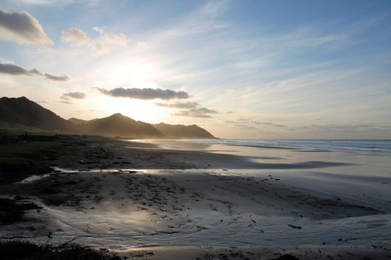 Auf dem Rückweg vom Leuchtturm (liegt am Ende einer langen Schotterstraße) ging die Sonne langsam unter und tauchte die schroffe Küstenlandschaft in ein warmes Licht.