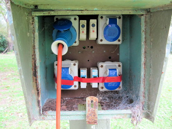 Die Nacht verbrachten auf dem 'Araroa Holiday Park &amp; Motels' in Te Araroa. So gepflegt wie der Stromkasten war der gesamte Campingplatz. Mit Ausnahme der cabins (die von außen durchschnittlich wirkten) ein super schlechter/abgewirtschafteter Campingplatz. Trotz des hohen Preises gab es kein Trinkwasser in der Küche, die Dusche war nur lauwarm, es gab keine Seife und zwei von drei Herrentoiletten konnten nicht abgeschlossen werden! Wir bezahlten 30 NZ-Dollar für eine powered site auf diesem schrottigen Campingplatz und fühlten uns von vorne bis hinten verarscht. Am nächsten Morgen beschwerten wir uns im Büro und bekamen nur die gelangweilte Antwort "wenn wir das so sehen würden, dann wär das halt unsere Meinung - sie würden das anders sehen!"
Fazit: Schlechtester Campingplatz Neuseelands!