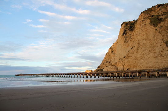 Nach der Wanderung fuhren wir zur Tolaga Bay. Hier ragt die 'Tolaga Bay Wharf', die längste Seebrücke (660m) der südlichen Hemisphäre, in die Bucht. Sie wurde in den 1920er Jahren gebaut um in der flachen Bucht auch größere Schiffe sicher beladen zu können. Bis 1967 wurde die Seebrücke genutzt um Agrarprodukte über den Seeweg zu exportieren.