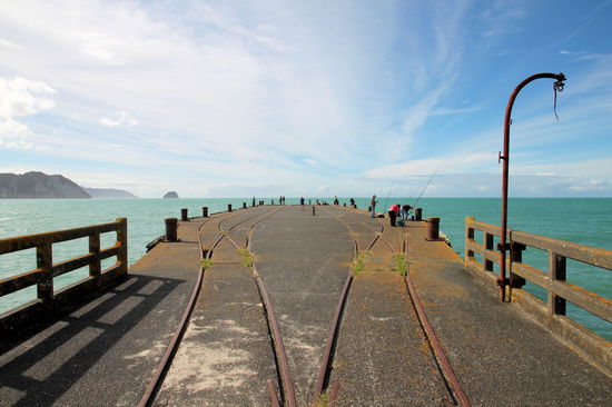 Dies ist das Endstück der Seebrücke. Ein beliebter Platz bei Anglern. An einigen Stellen wurde die Seebrücke bereits restauriert, aber überwiegend ist sie in einem baufälligen Zustand.