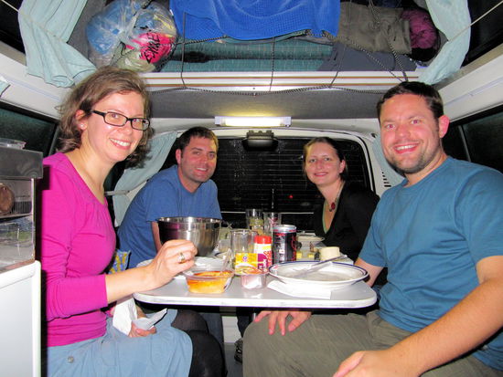 Abends im Campervan mit Amy und Sean.