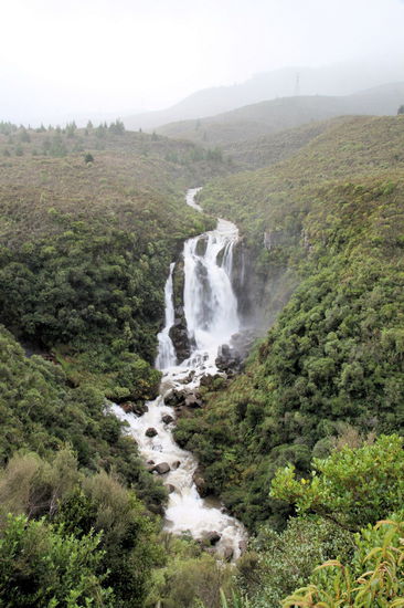 Als wir über den Thermal Explorer Highway bei starkem Regen und Wind nach Taupo fuhren, sahen wir immer wieder Wasserfälle und kleine Flüsse mit Hochwaser. Als wir Taupo erreichten wurde das Wetter (und unser Campervan!) wieder trockener.
